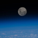 ISS posta foto da última lua cheia do ano vista do espaço | Mundo & História