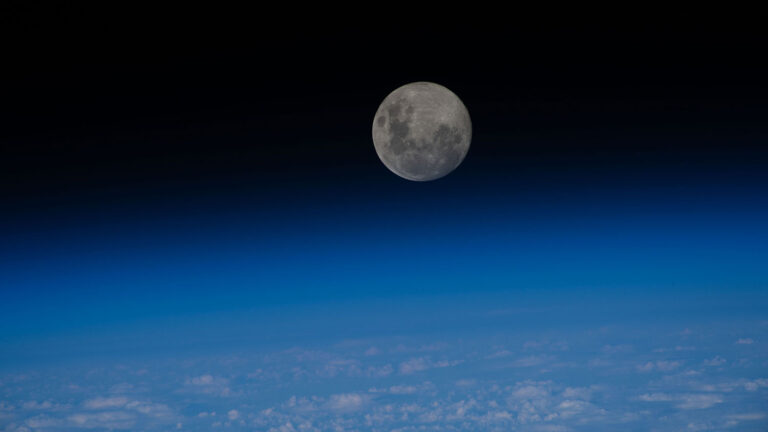 ISS posta foto da última lua cheia do ano vista do espaço | Mundo & História