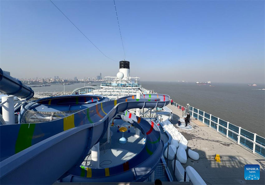Primeiro navio de cruzeiro de grande porte da China faz viagem experimental | Mundo & História