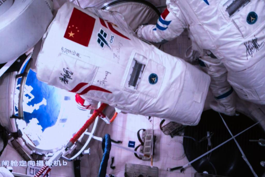 Tripulação da Shenzhou-17 completa primeira caminhada espacial | Mundo & História