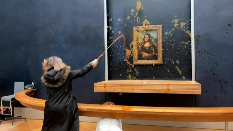 Ativistas jogam sopa contra 'Mona Lisa' de Da Vinci no Louvre | Mundo & História