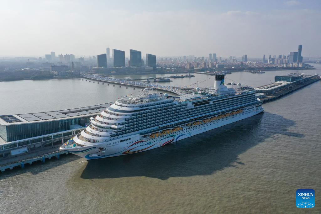 Primeiro navio de cruzeiro de grande porte da China faz viagem comercial inaugural | Mundo & História