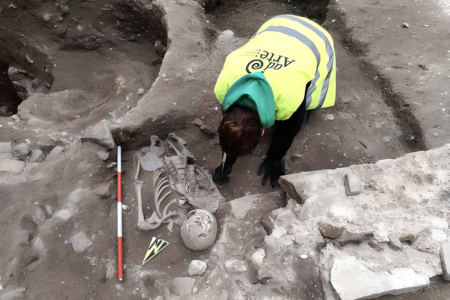 Escavações na Itália revelam esqueletos milenares abraçados | Mundo & História