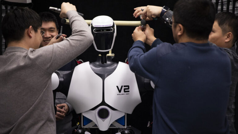 Robôs humanoides chineses são apresentados em Pequim | Mundo & História