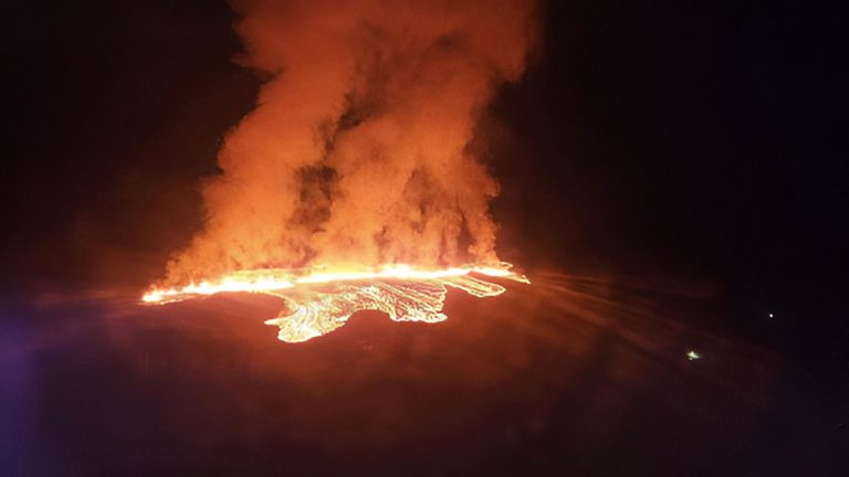 Islândia declara estado de emergência por erupção de vulcão | Mundo & História