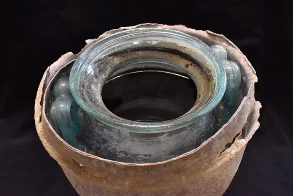 Arqueólogos descobrem vinho ainda líquido mais antigo do mundo | Mundo & História