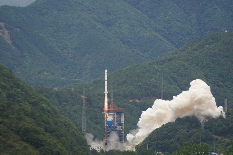 China e França lançam satélite para captura de explosões de raios gama | Mundo & História