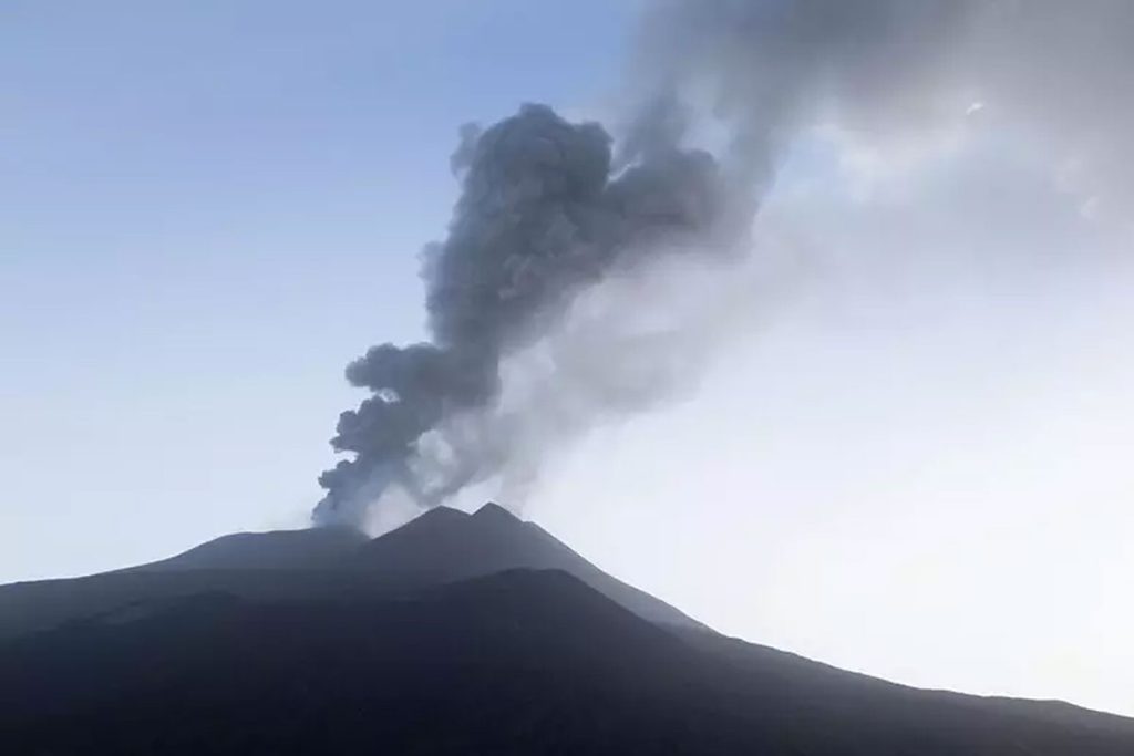Colunas de fumaça do vulcão Etna chegam a quase 10 km de altura | Mundo & História