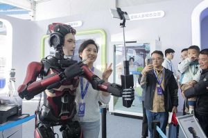 China apresenta robô humanoide dotado de IA e que serve café | Mundo & História