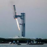 SpaceX realiza manobra inédita com foguete Starship em teste de voo | Mundo & História