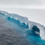 Maior iceberg do mundo encalha e evita colisão com ilha | Mundo & História