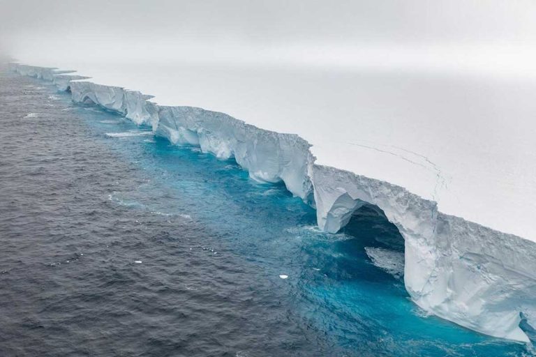 Maior iceberg do mundo encalha e evita colisão com ilha | Mundo & História